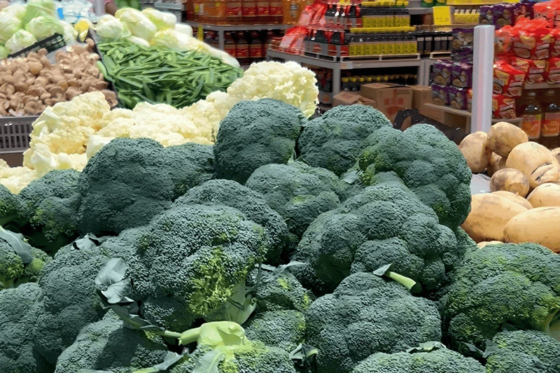 Lighting in the vegetable section helps keep fresh vegetables more juicy and tender.