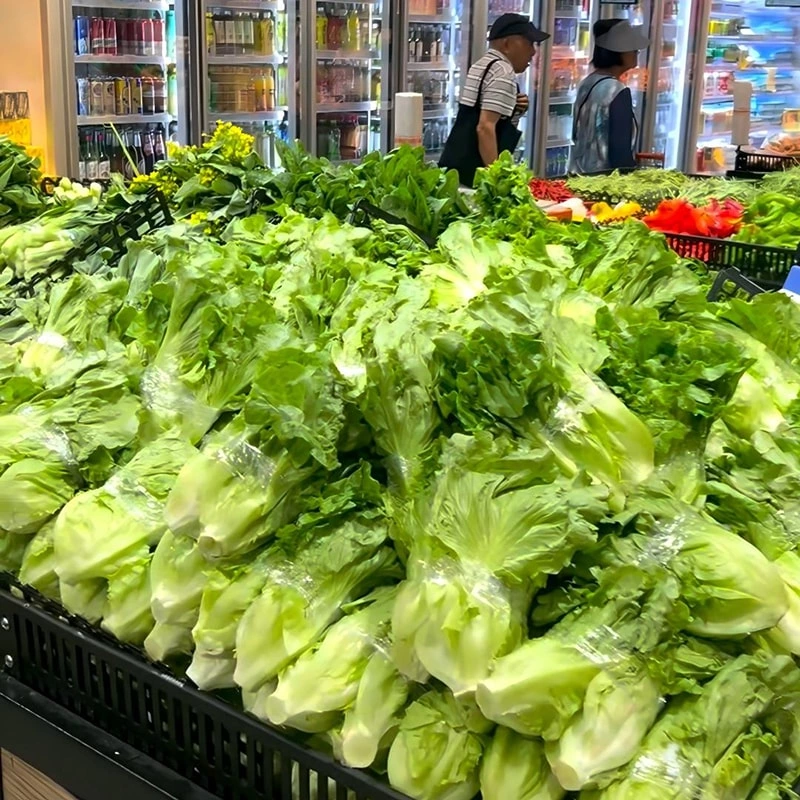 Lighting in the vegetable section helps keep fresh vegetables more juicy and tender.