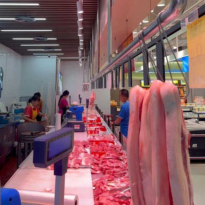 The lighting in the fresh meat section realistically presents the freshness of the meat.