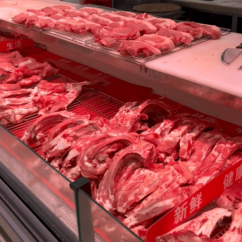 The lighting in the fresh meat section realistically presents the freshness of the meat.