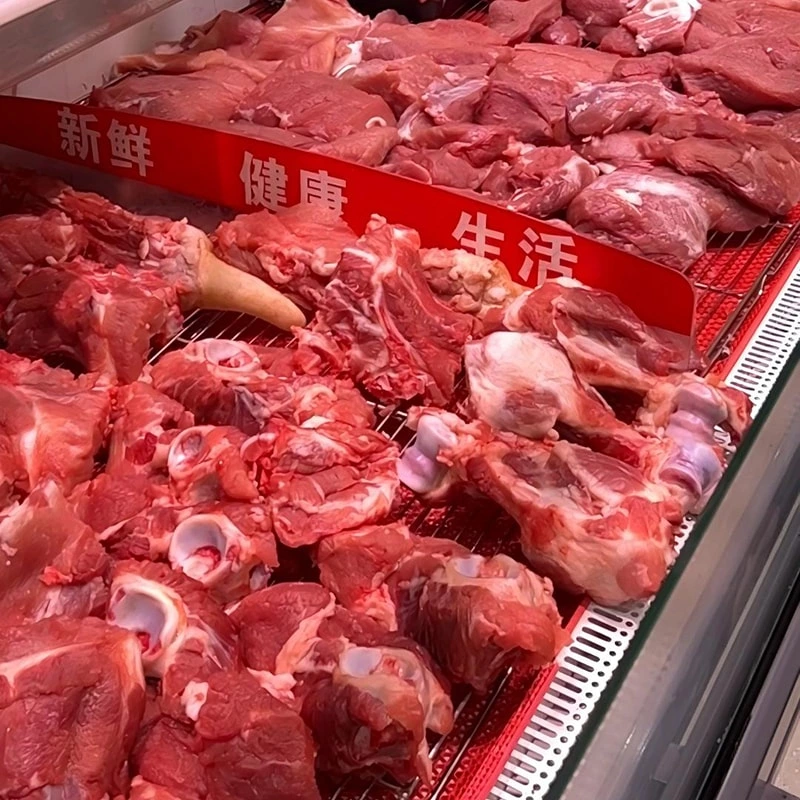 The lighting in the fresh meat section realistically presents the freshness of the meat.