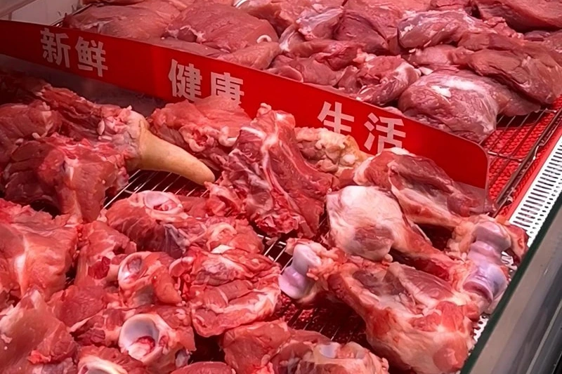 The lighting in the fresh meat section realistically presents the freshness of the meat.